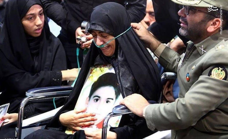 تصویر مادر شهید ۴ ساله حمله تروریستی اهواز در مراسم تشییع فرزند