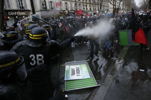 سلاح عجیب معترضان فرانسوی در جنگ خیابانی با پلیس/ تصویر