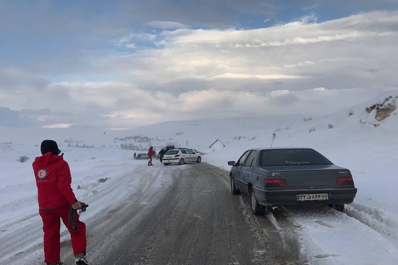 سرنشینان ۱۰۰ خودرو گرفتار برف در تکاب نجات یافتند