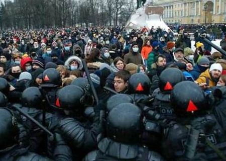 بسیج نخبگان روسیه علیه دیکتاتوری پوتین/ اعتراضات گسترده و بازداشت ۱۲۰۰ معترض