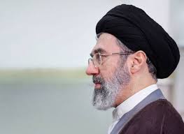 رهبر انقلاب: بنده نظر دیگری داشتم/از باب تعهد رئیس‌جمهور محترم به‌عنوان رئیس شورای‌عالی امنیّت ملّی و سایر اعضای اجازه آن را صادر نمودم/ مذاکرات حضوری به معنی پذیرش نظر دشمن نخواهد بود