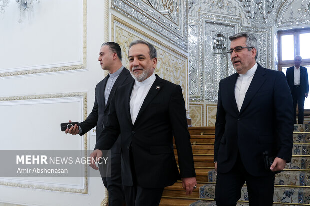 آیا بن‌بست تهران و واشنگتن شکسته می‌شود؟/عراقچی: منتظر پاسخ طرف آمریکایی هستیم/ترامپ:جنگ با ایران خیلی زود تمام می‌شود