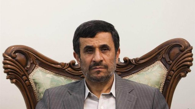 احمدی نژاد در میان چند زن + عکس