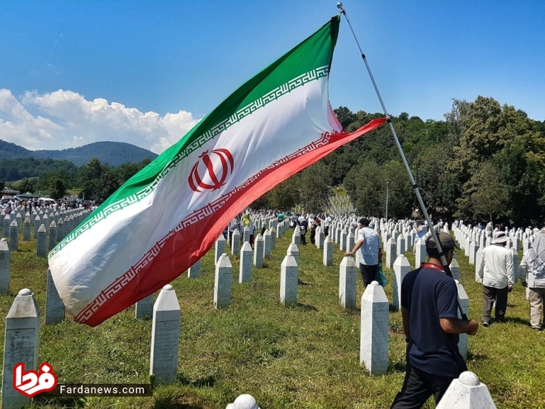 پیاده روی اروپایی ها با پرچم ایران!/ تصویر