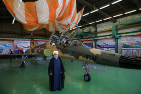 تصاویر سوار شدن روحانی در جنگنده ایرانی