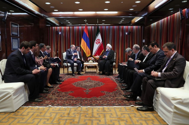 رئیس جمهوری ایران با نخست وزیر ارمنستان دیدار کرد