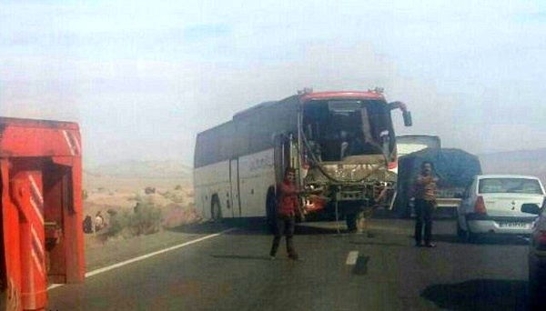 تصادف مرگبار یک دستگاه تریلی با اتوبوس