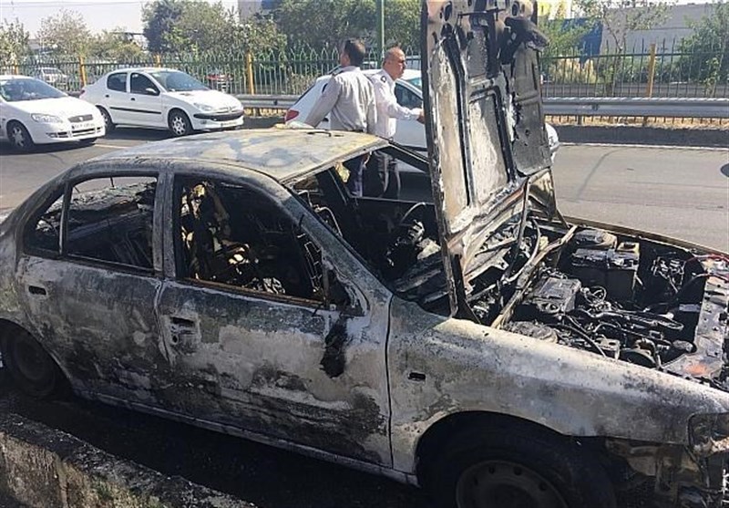 آتش گرفتن خودرو سمند در بزرگراه کرج/تصویر