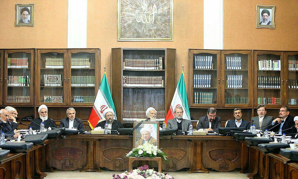 ژست های عجیب احمدی نژاد در جلسه امروز مجمع تشخیص مصلحت نظام / تصاویر