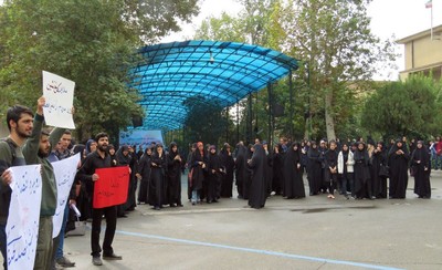 تجمع دانشجویان ارزشی در بیرون محوطه سخنرانی روحانی/ تصاویر