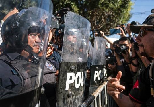 درگیری مردم شهر مرزی مکزیک با پلیس ضد شورش و مهاجران/تصاویر