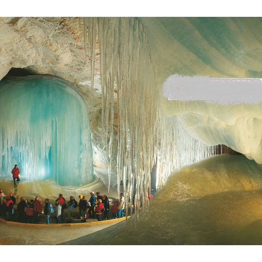تصویری زیبا و شگفت انگیز از بزرگترین غار یخی جهان