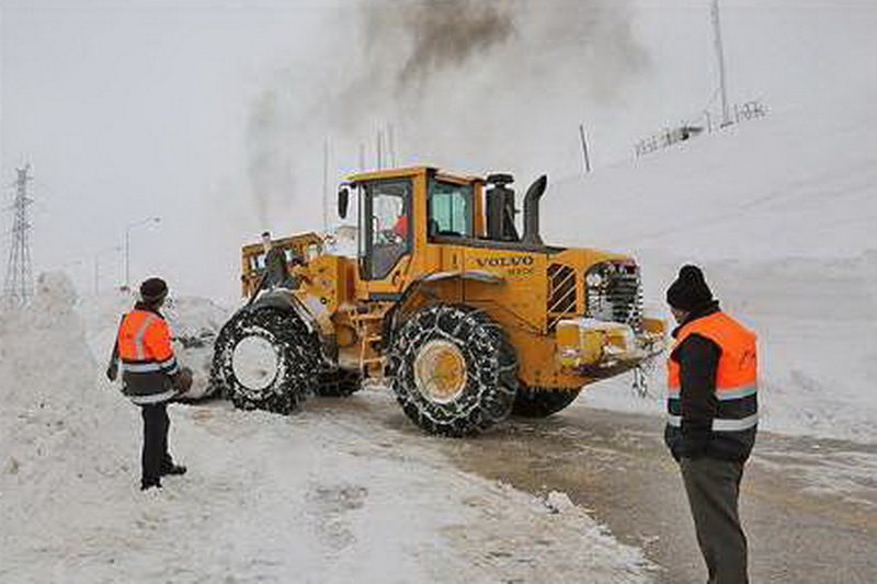 بارش برف راه ۶۰۰ روستای آذربایجان شرقی را بست