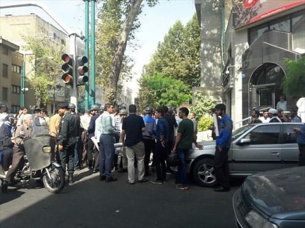 تجمع اعتراضی در یکی از خیابان‌های تهران پیش از ظهر امروز