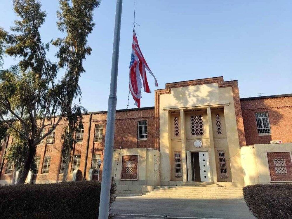 معنای برافراشتن پرچم واژگون آمریکا در محوطه سفارت سابق این کشور چیست؟!
