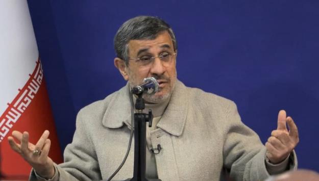 احمدی‌نژاد: آیه و روایت درست می‌کنند که مردم چه حقی دارند در امور کشور دخالت کنند؟!