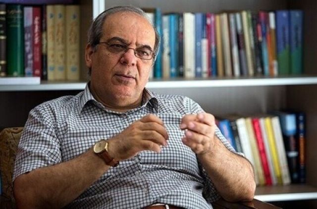 عباس عبدی :عرصه سیاست هر روز بیش از گذشته در دایره بسته خانوادگی و گروهی محدود می‌شود