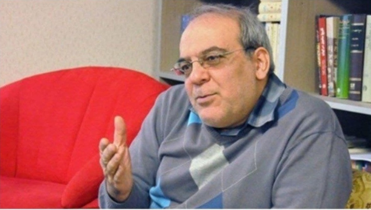 عباس عبدی: دست‌بوسی آقای دعایی نیز ضد ارزش است