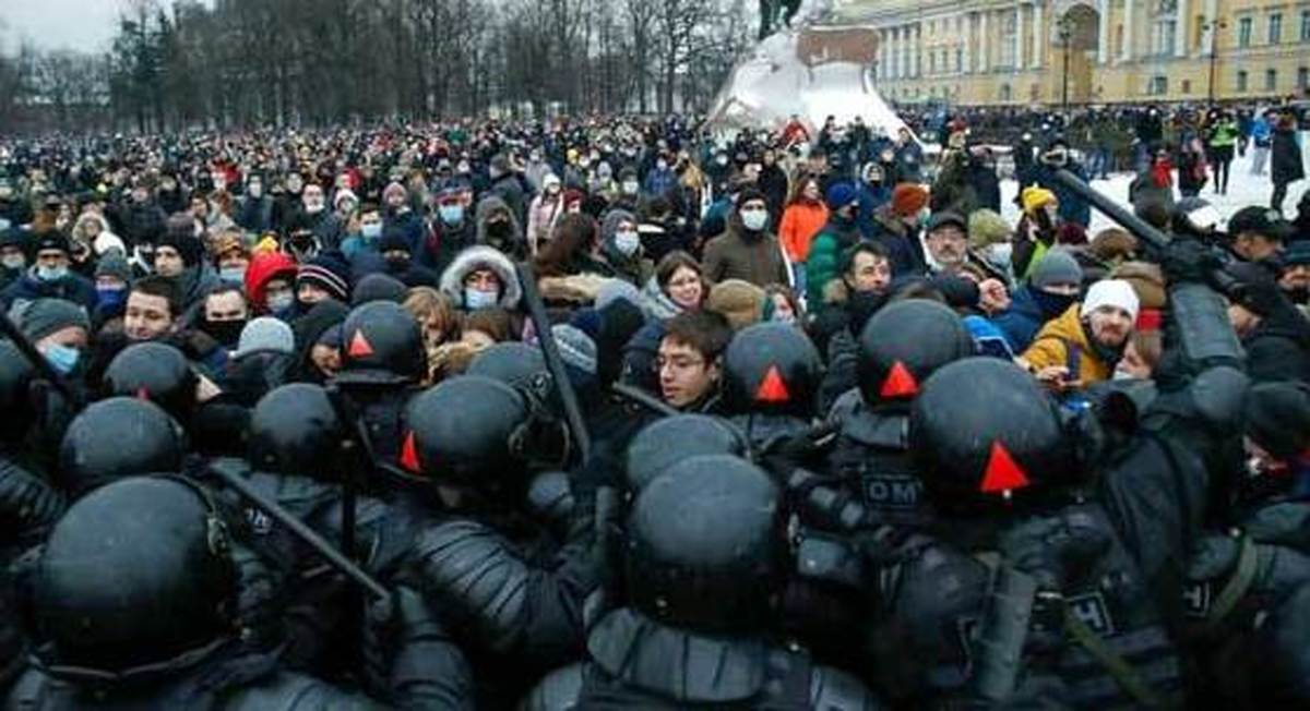 بسیج نخبگان روسیه علیه دیکتاتوری پوتین/ اعتراضات گسترده و بازداشت ۱۲۰۰ معترض