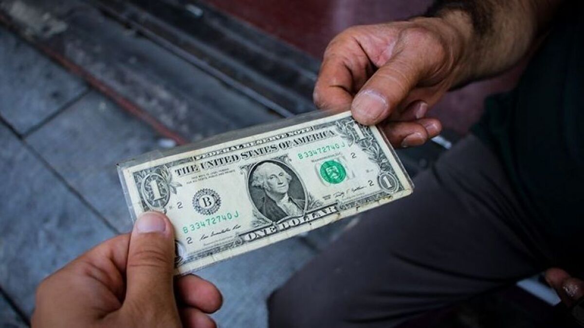 دلار تا قله تاریخی خود ۱۵هزار تومان فاصله دارد!؟