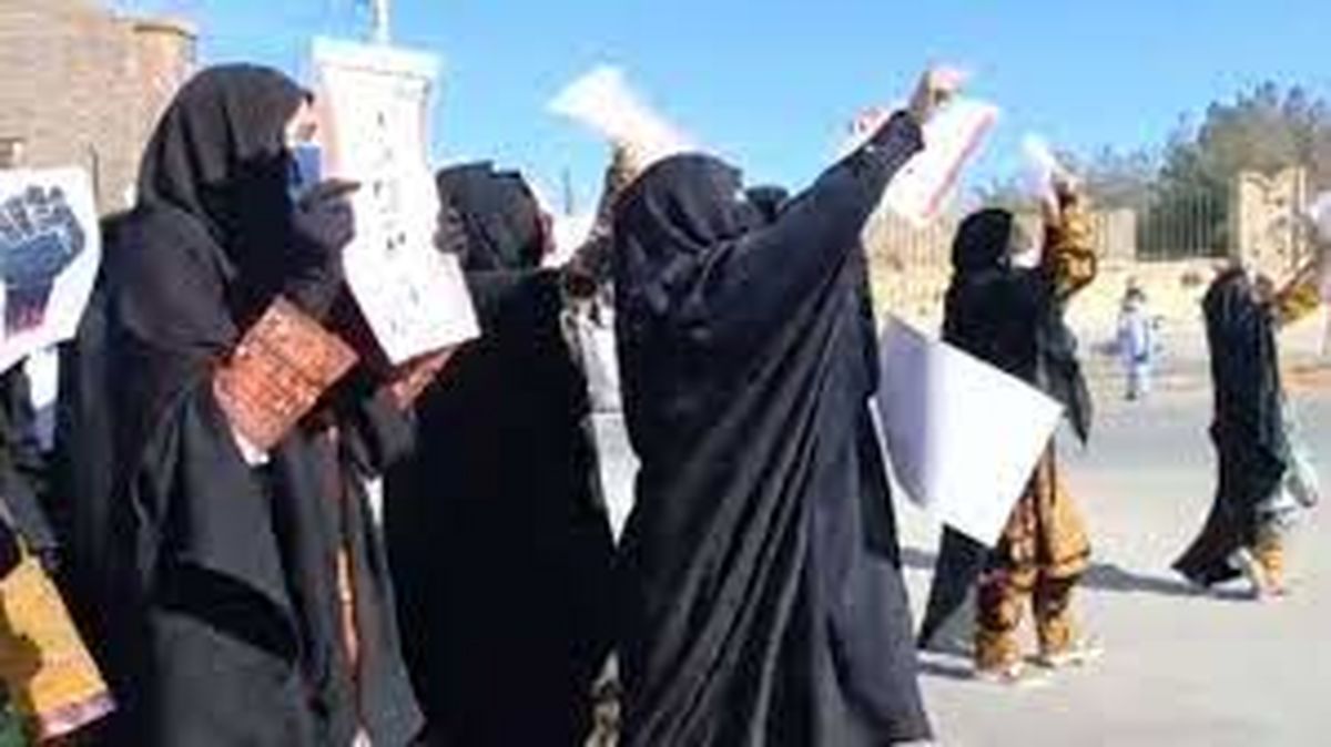 روزنامه دولت درباره راهپیمایی زنان معترض بلوچ: مگر حضور زنان در نماز جمعه ممنوع نیست؟