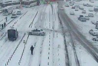 وضعیت اسفناک بزرگراه‌های تهران با بارش برف؛از سُر خوردن تا هُل دادن خودروها
