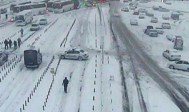 وضعیت اسفناک بزرگراه‌های تهران با بارش برف؛از سُر خوردن تا هُل دادن خودروها