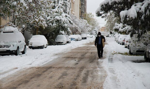 انتقاد شدید عباس عبدی: شهرداری تهران در مواجهه با برف امروز غافلگیر شد یا…؟