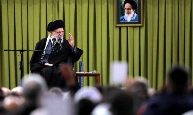 رهبر انقلاب: به ملت ایران اظهار تعظیم می کنم