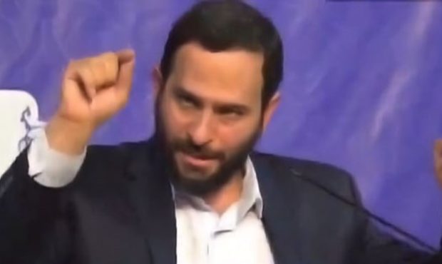 زنی که در اعتراض به وجود مسمومیت جیغ میزند مجرم نیست زنی که در اعتراض به وجود مسمومیت جیغ میزند مجرم نیست