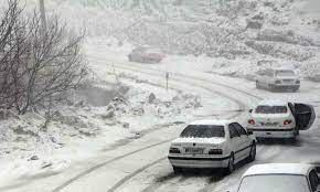 وضعیت ترافیکی جاده‌ها و اوضاع آب و هوا/برف سنگین در چالوس؛ جاده تا اطلاع ثانوی مسدود شد