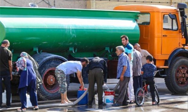 قطع آب در برخی از مناطق تهران؛ استقرار تانکرهای حامل آب شرب