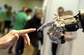 زن آمریکایی به کمک هوش مصنوعی عاشق یک ربات ترک‌تبار شد