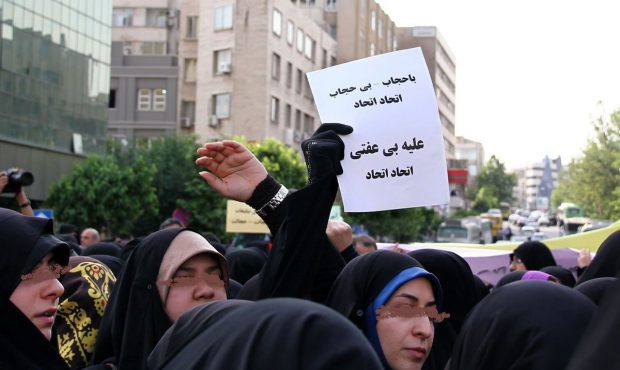 بازداشت شماری از متحصنان حجاب در مقابل قوه قضائیه