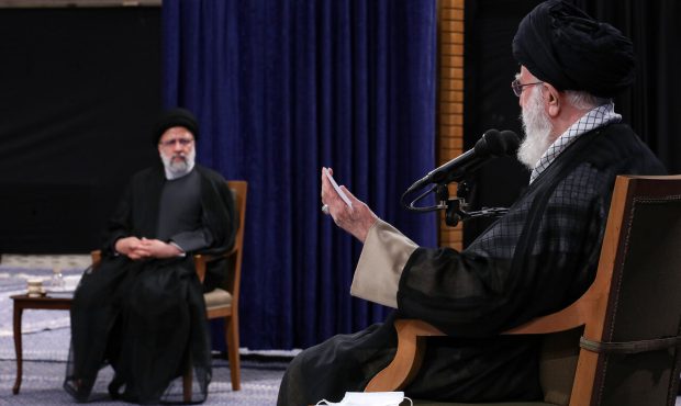 رهبر معظم انقلاب اسلامی : حق نداریم از جایگاه استعلاء با مردم برخورد کنیم