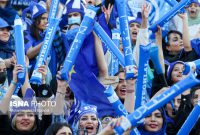 استقلال مراقب صدر/ زنان با شال‌های آبی در آزادی