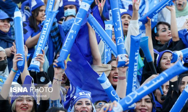 استقلال مراقب صدر/ زنان با شال‌های آبی در آزادی