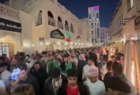 رقص پرچم در خیابان‌های دوحه با شعار «ایران قهرمان می شه»