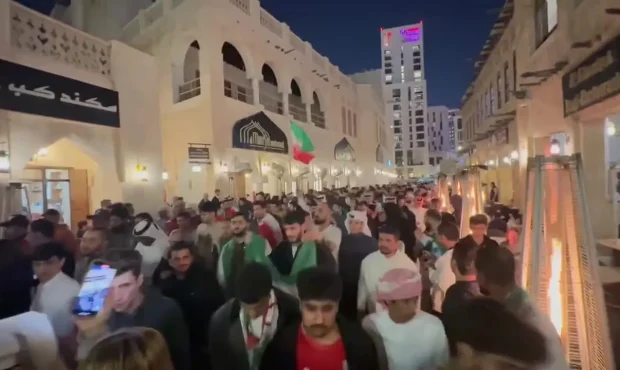 رقص پرچم در خیابان‌های دوحه با شعار «ایران قهرمان می شه»