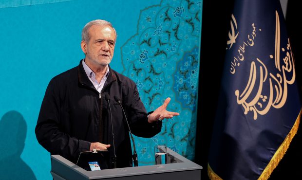 پزشکیان: اختلاف،دعوا و تخریب به خاطر نادانی است/جهل بالاترین ظلمی است که در جامعه شکل می‌گیرد/آگاهی ما را به زبان و نگاه مشترک می‌رساند